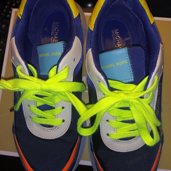 MK Monroe athletic shoe - Picture 2 of 4